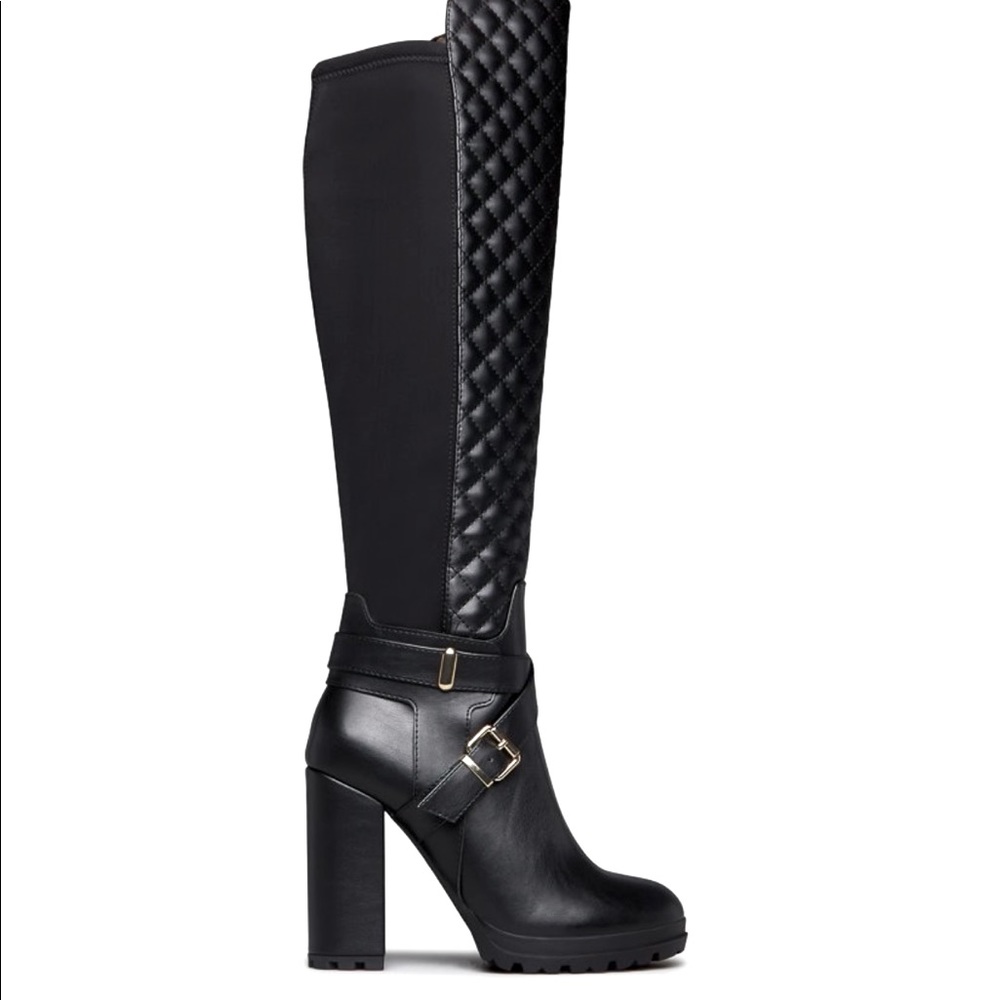 Knee high boots thick heel perfect for the winter with a gold trim 😻